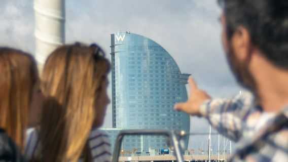 Barcelona: Geführte Segeltour mit Getränken und Snacks