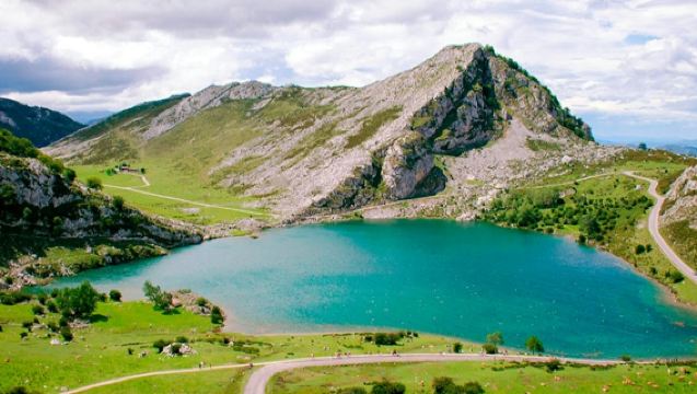 Lagos de Covadonga, Cangas de Onís y Lastres: Excursión guiada desde Gijón