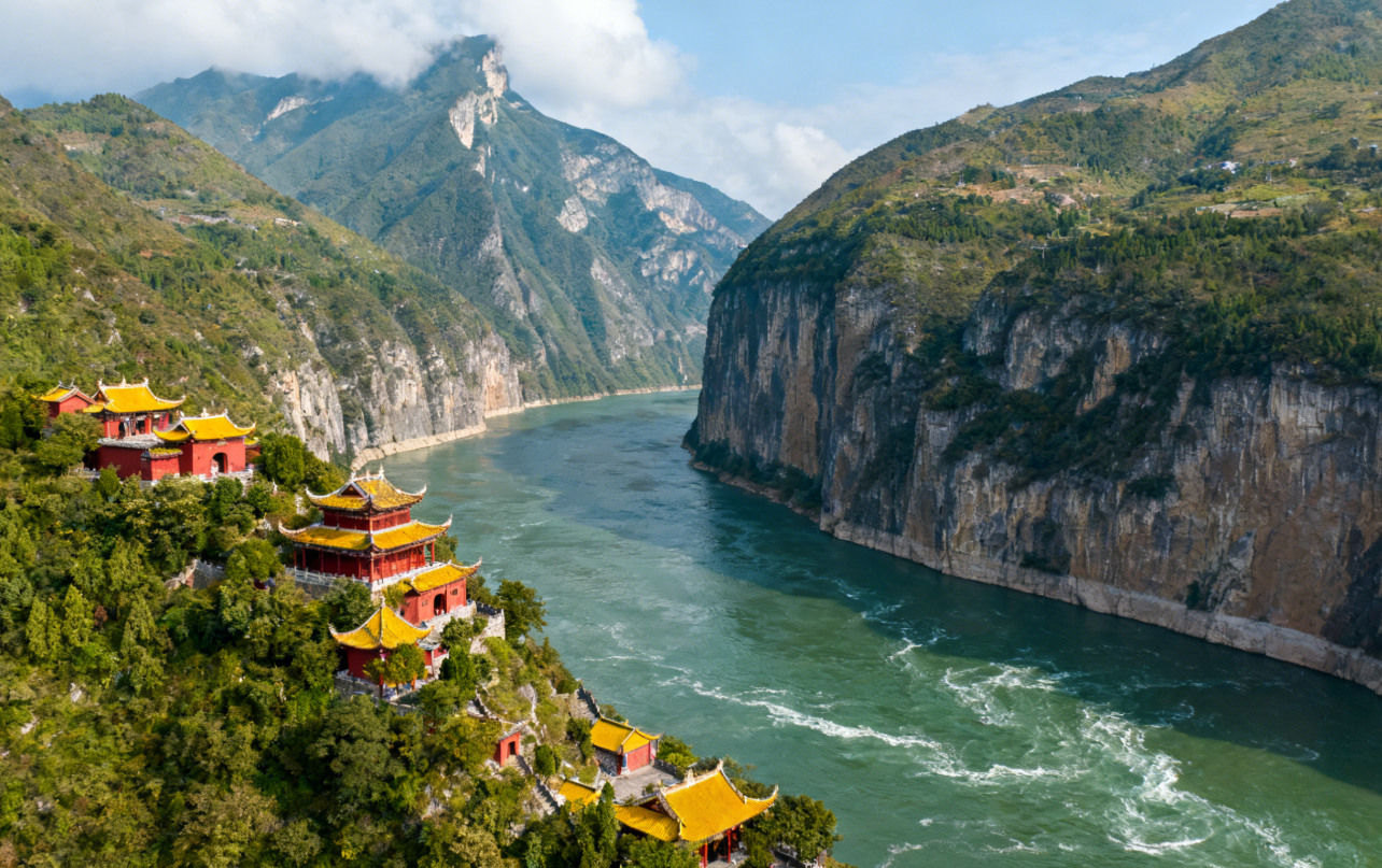 The majestic Kuimen Gate, the poetic Fengjie County: Baidi City entrusting the orphan, the scenic wonders of the Three Gorges