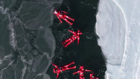 阿勒泰市阿勒泰一牧場冰浮基地體驗潛水浮潛1小時【冰浮體驗+VIP服務（熱茶+小食+休息室+拍攝）】