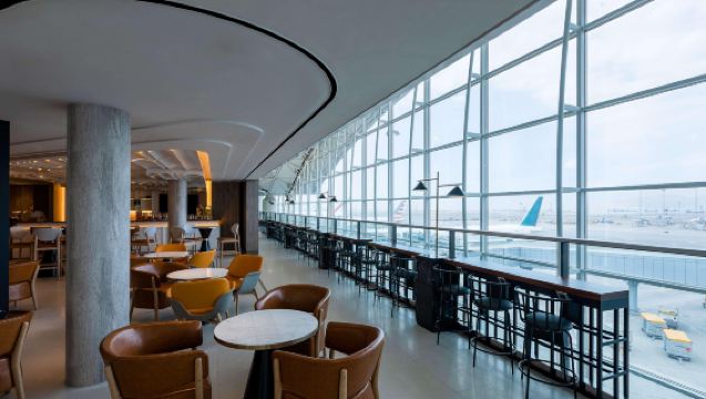Salone VIP dell'aeroporto di Hong Kong, lounge VIP, sala VIP, area relax per i passeggeri in transito, ristorazione aeroportuale
