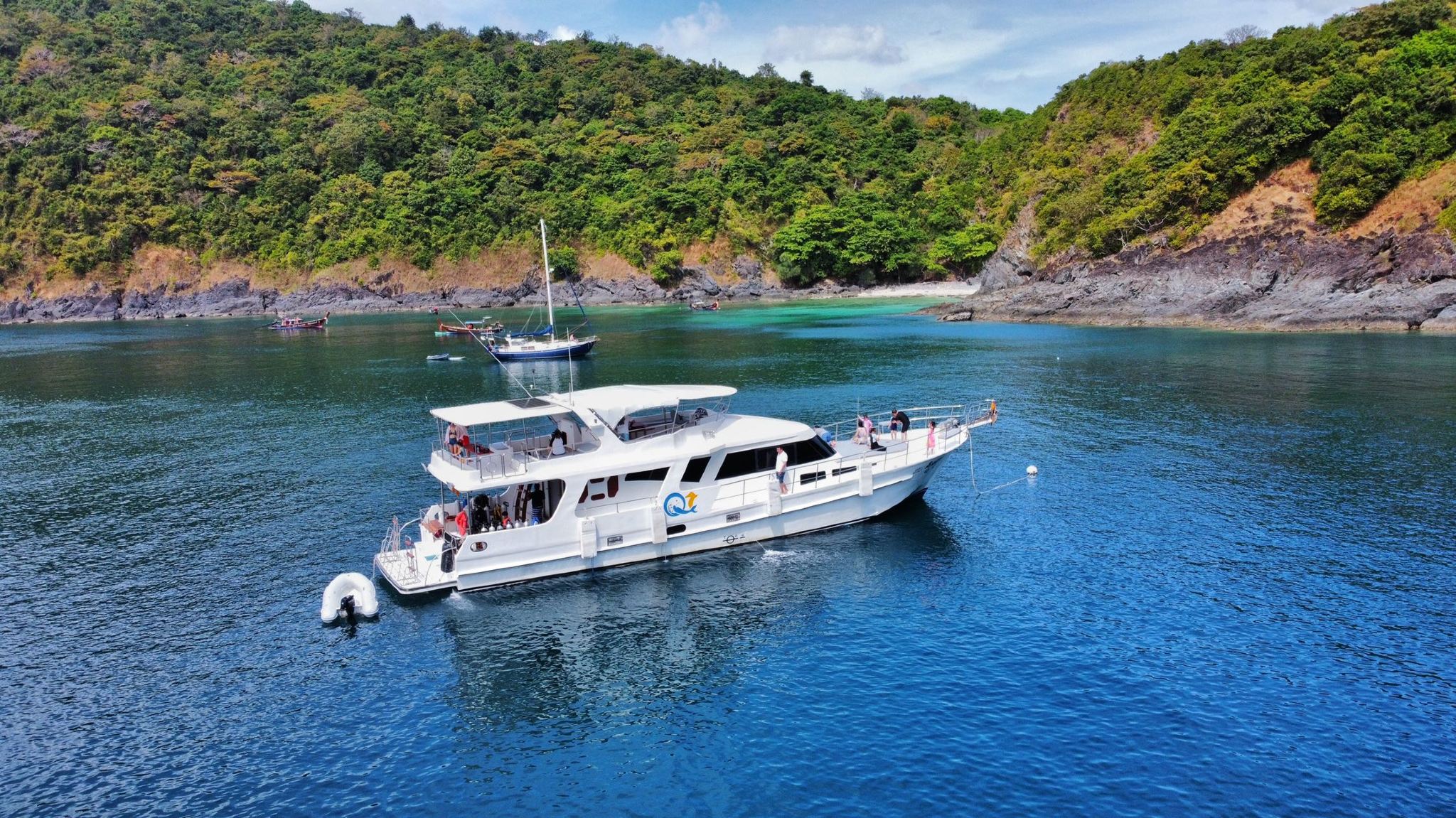 Phuket Island Hopper (Thailand) ประสบการณ์ดำน้ำและ snorkeling 8 ชั่วโมง [เรือส่วนตัวภูเก็ต|Q7 ทัวร์ 1 วันตกปลาเรือใหญ่ระดับพรีเมี่ยมพร้อมบริการเรือดำน้ำแบบส่วนตัว
