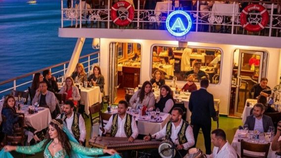 Istanbul: Bosphorus Dinner Cruise with Live Show + All-Inclusive Drinks