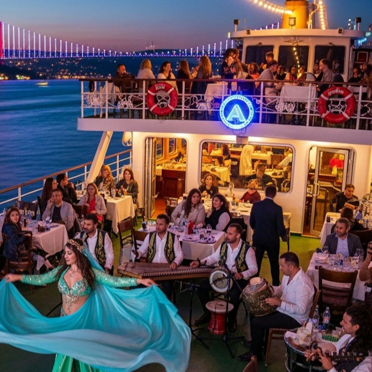 Istanbul : Croisière-dîner sur le Bosphore avec spectacle et boissons à volonté