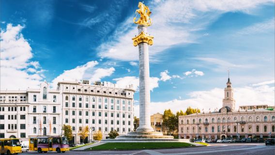 自由広場+メテヒ教会+ジョージア国立博物館+リス湖貸切チャーター1日