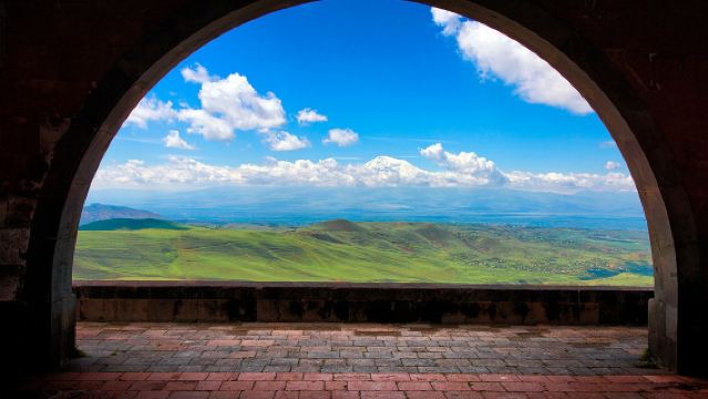 Lawatan sehari sewaan peribadi ke Symphony of Stones, Gerbang Yeghishe Charents, dan Biara Geghard