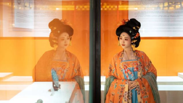 ซูโจว งานเลี้ยงหรูหราแห่งต้าอู๋ - งานเลี้ยงพระราชวังอู๋เย่แบบ immersive + การแสดงโต้ตอบกับ NPC + งานเลี้ยงอาหารการแสดงหรูหรา (รวมอาหารหลวงรสทะเลสาบไท่หู · เลือกถ่ายรูปในพิพิธภัณฑ์ได้)