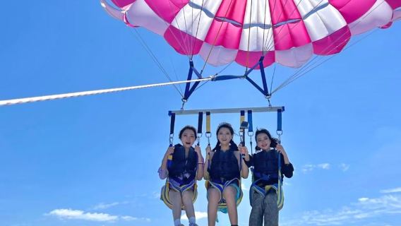 Paraglidingoplevelse over havet i Naha, Okinawa (med professionel instruktør + flere afgangstider at vælge imellem + udsigt over Kerama-øerne)
