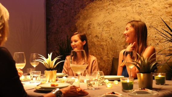 Valencia: Old Town Tour, Wine & Tapas in an 11th c. Monument