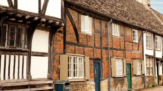 From Bath: Stonehenge & the Cotswolds Day Tour with Entry
