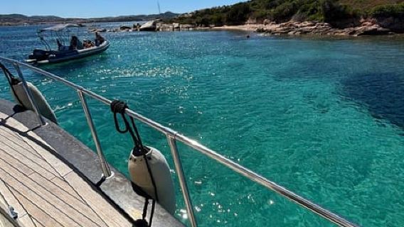 Экскурсия по Ла-Маддалене на водном транспорте с включёнными обедом и напитками.