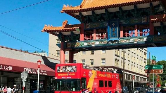 Seattle: Hop-on Hop-off Bus Tour + Sky View Observatory Entry