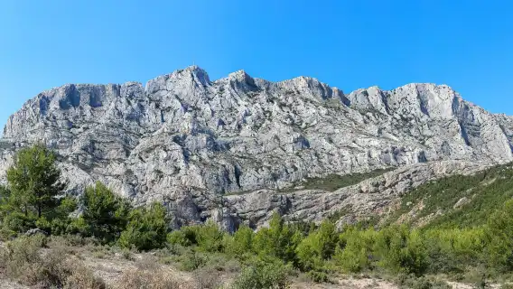 Wine tour in Cezanne countryside from Aix en Provence