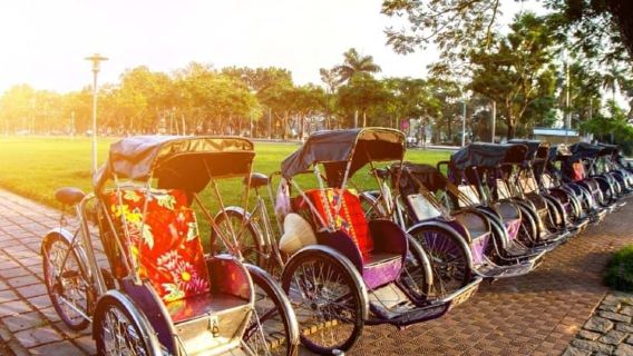 Tur Hue Cyclo, Musik Rakyat di Sungai Perfume dengan Masakan Hue