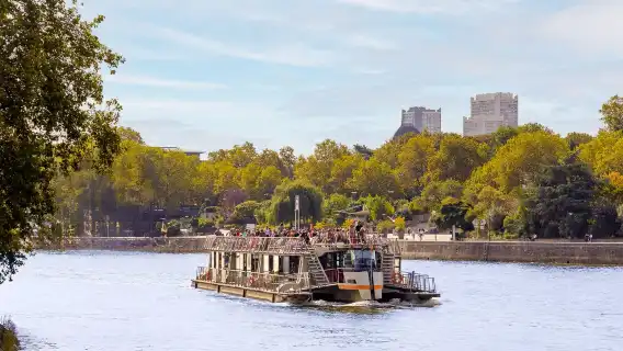 パリ・セーヌ川のバトー・パリジャン グラスルーフ遊覧船で楽しむロマンチックなフランス料理体験【ランチまたはディナー選択可 + セーヌ川クルーズ】