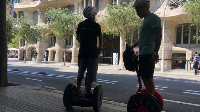 Barcelona: Gaudí Sightseeing Guided Segway Tour