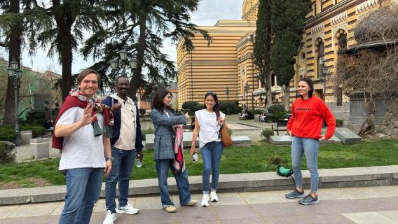 Tbilisi: Recorrido a pie nocturno con opciones de vino y paseo en barco