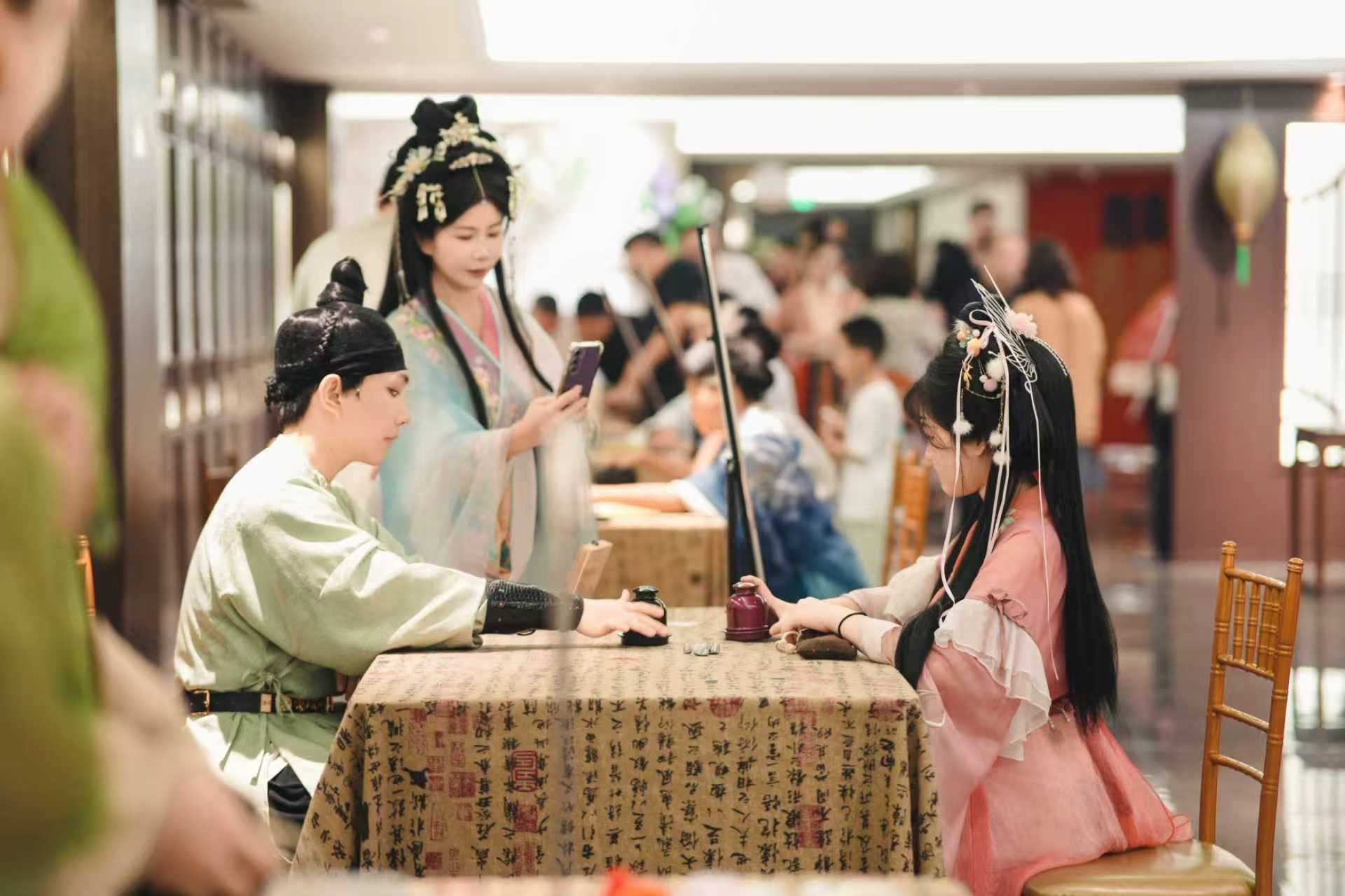 งานเลี้ยงวัฒนธรรมปาก๊ก · ทัวร์ส่วนตัวเล็ก|หอประชุมฉงชิ่ง + สถานีรถไฟลี่จื่อป้า + งานเลี้ยงหรูหราวัฒนธรรมปาก๊ก