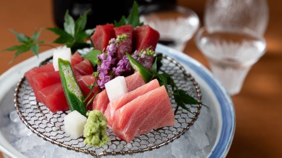 [Kyoto Shijo Karasuma] Pacchetto festa del tonno con degustazione illimitata di sake premium