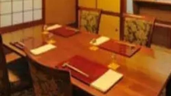 2 atracciones turísticas populares en Kioto, Japón: el restaurante Michelin Mokubee