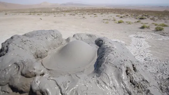 Excursión de medio día a los volcanes de lodo, mezquita y murales en Bakú, Azerbaiyán [Salidas diarias con un mínimo de una persona]