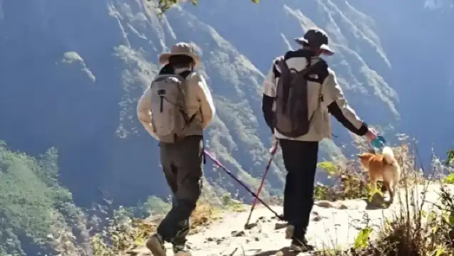 虎跳峽徒步【專業嚮導、含登山杖、純玩、網紅大陽台】一日遊