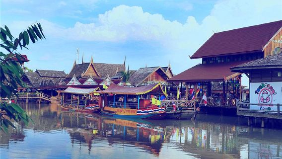 Bangkok to Pattaya round-trip 1-day tour: Pattaya Floating Market + Elephant Village + Tiffany's Show Pattaya