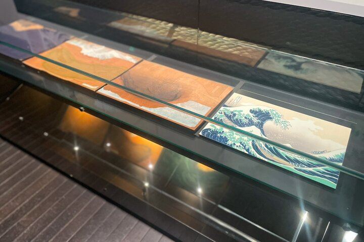 ดื่มด่ำกับบรรยากาศยุคเอโดะ · สัมผัสประสบการณ์ลึกซึ้ง: ชมชีวิตศิลปะของคัตสึชิกะ โฮกูไซ + เยือนสถานที่ศักดิ์สิทธิ์แห่งวัฒนธรรมซูโม่