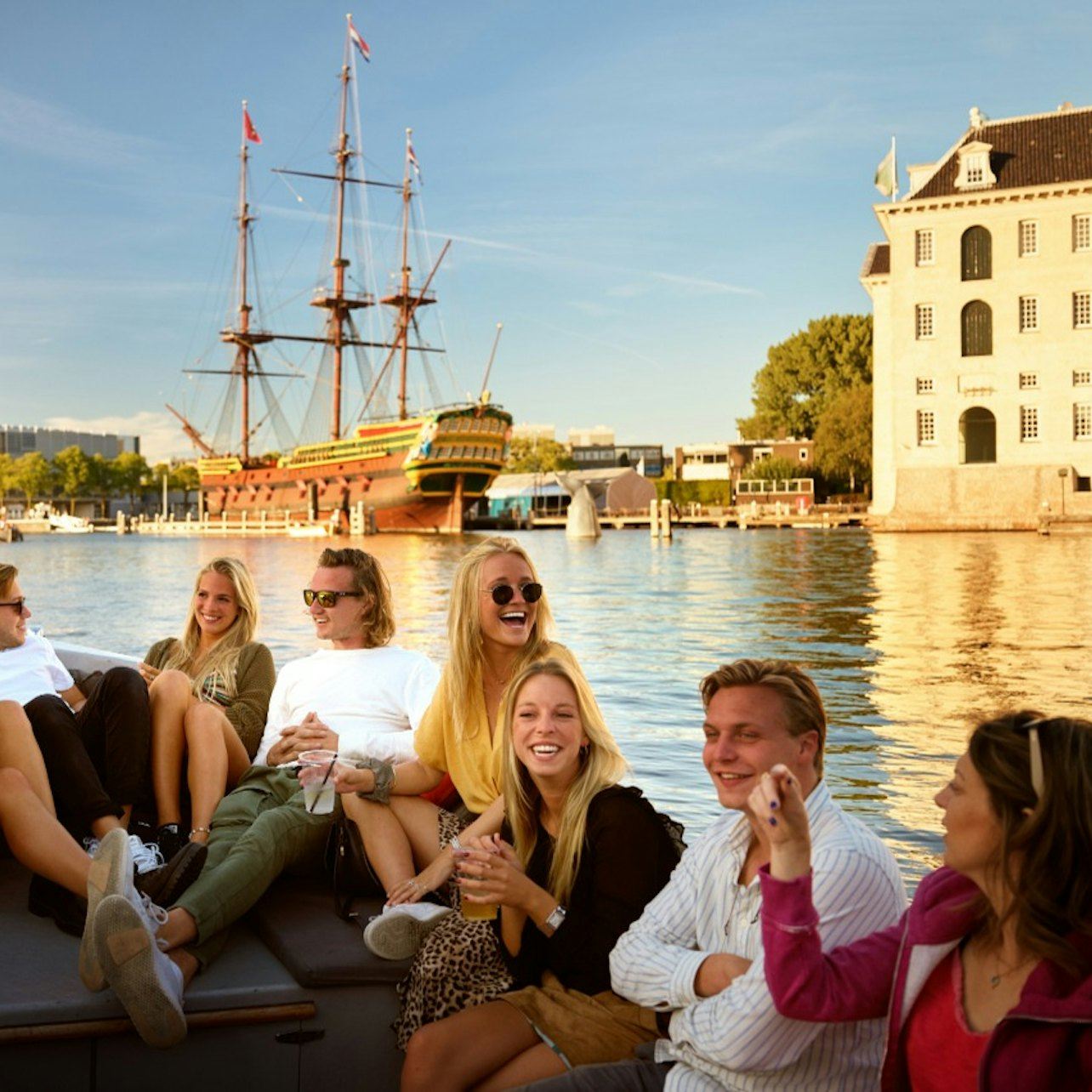 Amsterdam: Canal Cruise with Drinks