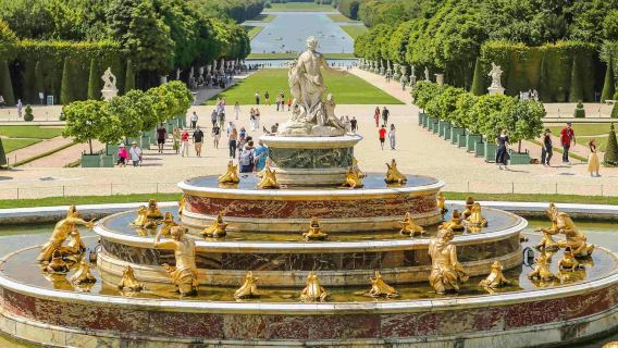 Palace of Versailles: Guided Tour + Transport