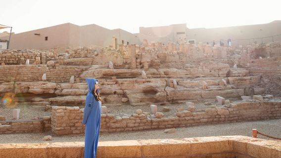 サウジアラビア アルウラ 旅行写真【ドライバー兼ディレクター、旅行写真、航空写真＋ウェディング写真、マイクロフィルム＋メイクアップと衣料品＆アクセサリー＋カスタムチャーター車】