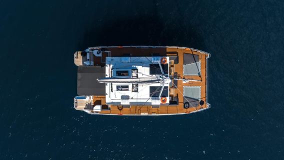 Santorini: Catamaran Caldera Cruise with Meal and Drinks