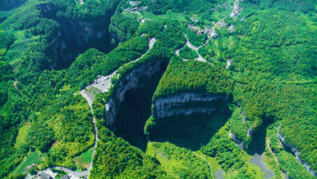 Chongqing Three Natural Bridges + 816 Project: human engineering marvel + karst landform tour