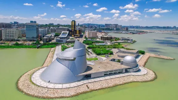 Chinese & English multilingual guide from Macau, China · translation · guide · local guide · private charter customize