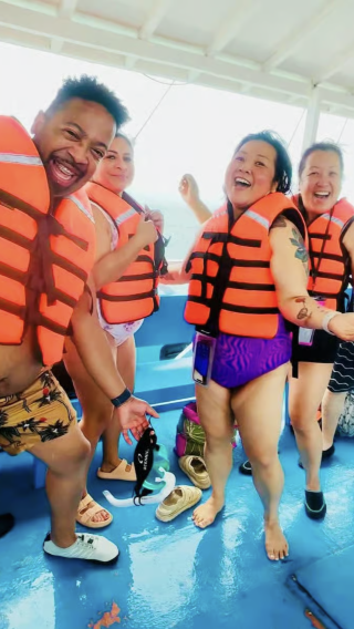 Boracay island hopping + meat and seafood buffet lunch + group photo + beach exploration