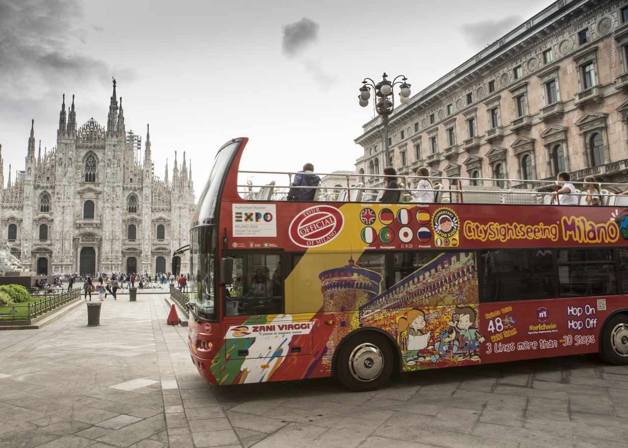 Bus pariwisata hop-on hop-off City Sightseeing di Milan, Italia