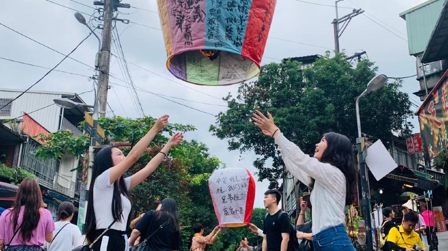 新北｜平溪十分老街放天燈祈福體驗｜吉祥天燈
