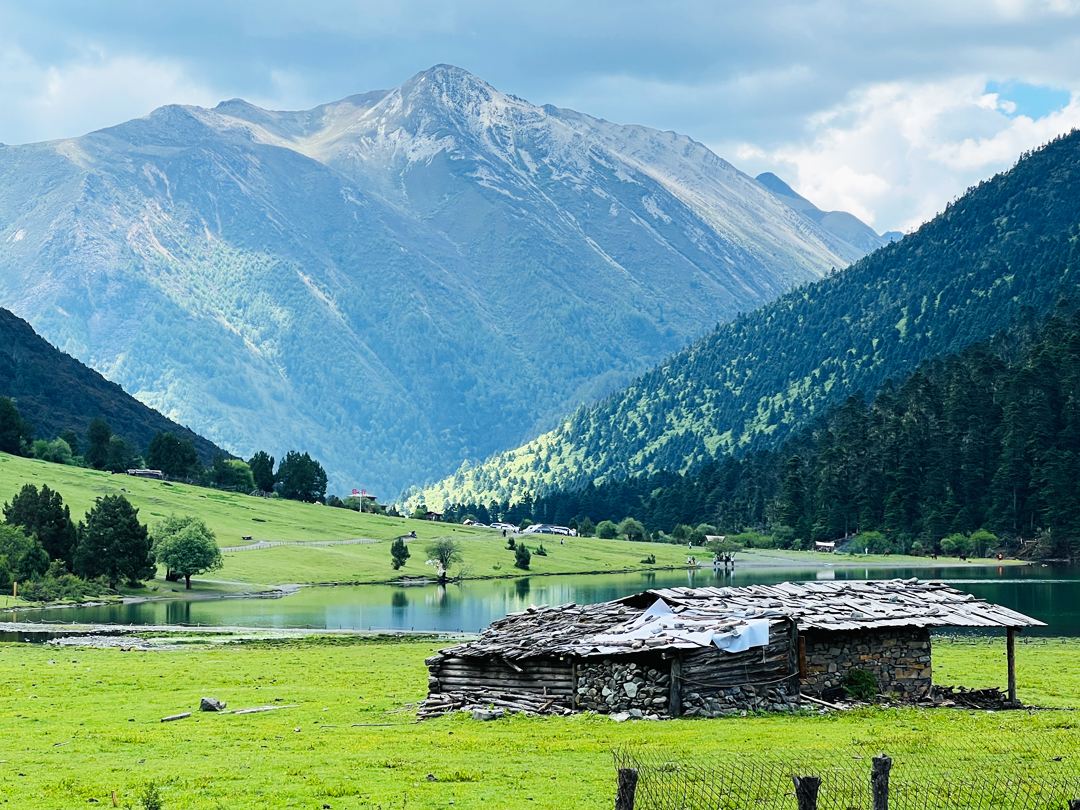 香格里拉+無底湖+拉木格村+俄初山+稻城亞丁一日遊8人小團