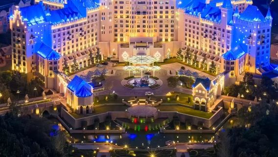 Pacchetto per 2 giorni e 1 notte/3 giorni e 2 notti al Zhengzhou Silver Kingdom Animal Park/Silver Glacier Hotel con colazione a buffet e ingresso illimitato al Silver Glacier World