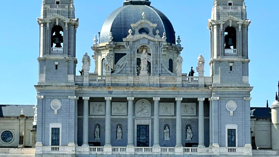 西班牙馬德里王宮＋阿穆德納聖母主教座堂＋麗池公園【中文專車】