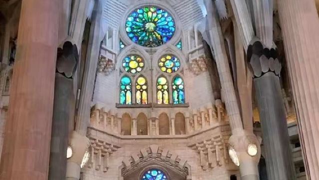 Lawatan sehari ke Istana Diraja Madrid + Saba Puerta del Sol + Katedral Santa María la Real de La Almudena di Sepanyol.