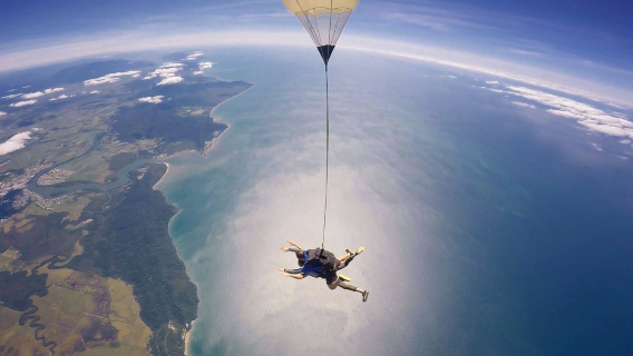 Salto en paracaídas con vistas al mar en Innisfail, Cairns [traslado desde el centro de la ciudad opcional | opción de comprar fotos y videos | aterrizaje en césped/playa | vistas a la Gran Barrera de Coral | Skyone Skydiving]