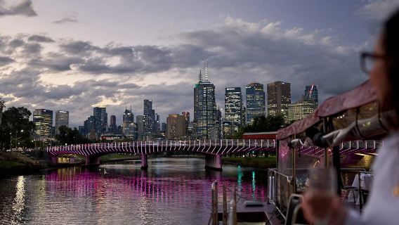 メルボルン：スピリット・オブ・メルボルン 4コースディナークルーズ＋ドリンク付き