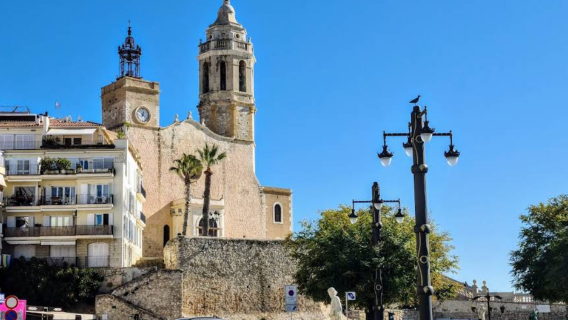 Barcelona-Sitges Day Tour in Spain (Customizable Nearby Tours Available)