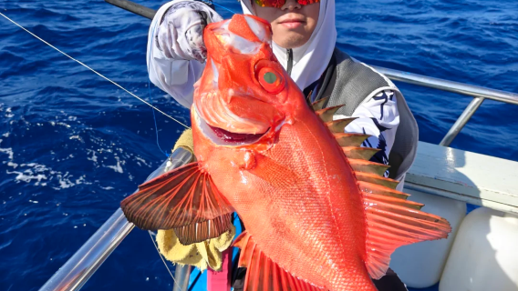 Tagesausflug mit dem Gemeinschaftsboot zur Insel Little Emperor | Chinesischsprachiger Angelguide „Black Knight“ | Professionelles Angeln + Schnorcheln + Mittagessen!