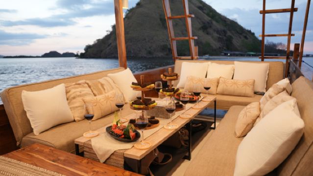 Komodo: Full-Day Sailing Trip by New Luxury Phinisi