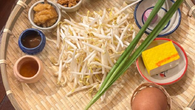 คลาสทำอาหารดอกบัวขาว กรุงเทพฯ | สอนเป็นภาษาอังกฤษ + เยี่ยมชมตลาด + ทำอาหารไทย 4 เมนู + ทำพวงมาลัยดอกไม้ + ใบรับรอง เลือกเวลาเรียนได้