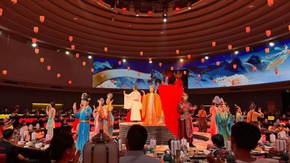 Luoyang - Adeliges Palastbankett-Spektakel - Immersives Erlebnis - Traditionelle chinesische Volkstänze und Musik - Spezialitäten + Hanfu/Bühnenaufführungen - Optionales Hanfu-Kleiderwechsel-Erlebnis