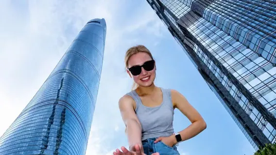 Shanghai Tower - udsigtsplatformen Shanghai Top på 118. sal (valgfrit: buffet/eftermiddagste på Café-restauranten på 119. sal - videnskabsudstilling om dæmperen på 125. sal + lysshow på 126. sal)