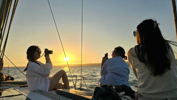 Lisbon: Daytime or Sunset Boat Cruise with History and Wine
